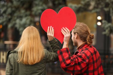 Sevgililer Günü 'nde şehirde yürüyen mutlu genç çift