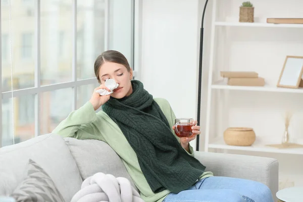Hasta Genç Kadın Evde Sıcak Çay Içiyor — Stok fotoğraf