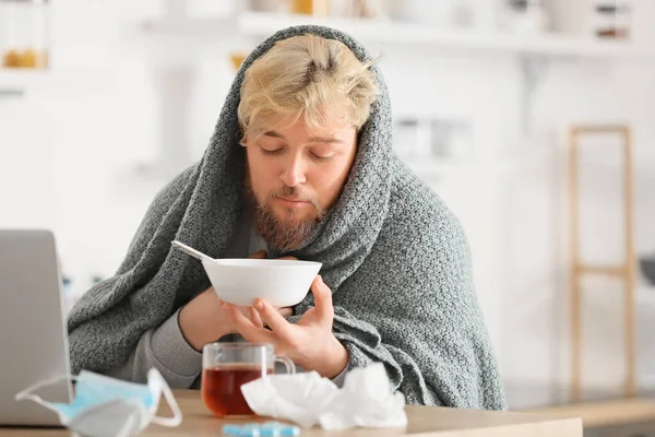 Nemocný Mladý Muž Jíst Kuřecí Polévku Doma — Stock fotografie