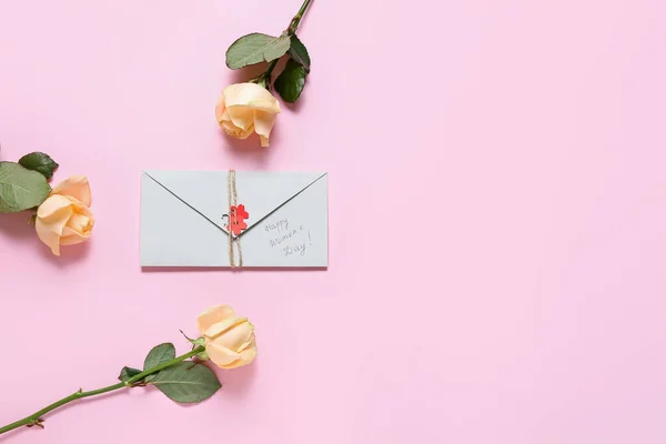 Mooie Bloemen Envelop Kleur Achtergrond Internationale Vrouwendag Viering — Stockfoto