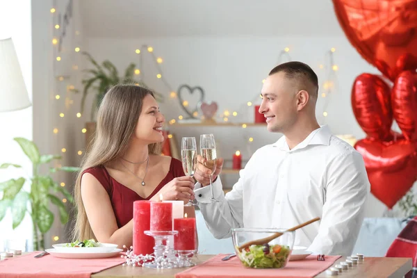 Casal Jovem Celebrando Dia Dos Namorados Casa — Fotografia de Stock