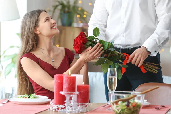 Jovem Cumprimentando Sua Namorada Dia Dos Namorados Casa — Fotografia de Stock