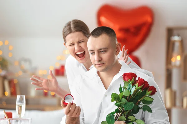 Triste Homme Proposant Son Bien Aimé Mécontent Jour Saint Valentin — Photo