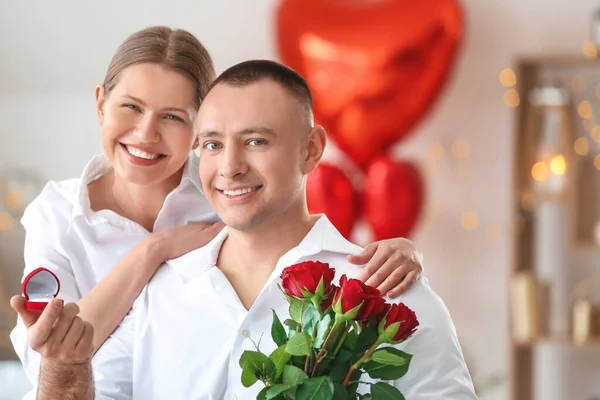 Joven Proponiéndole Matrimonio Amada Día San Valentín Casa —  Fotos de Stock