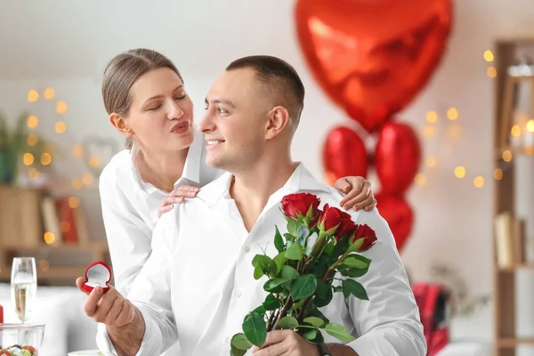 남자가 발렌타인데이에 집에서 사랑하는 사람에게 포즈하는 — 스톡 사진
