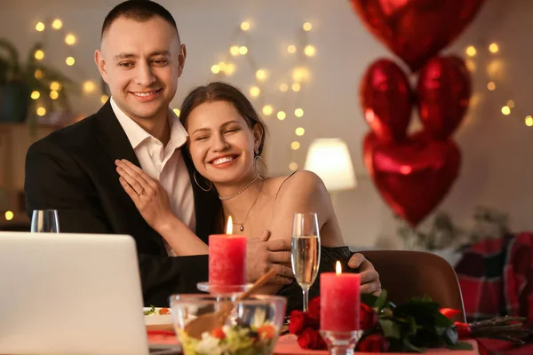 Glückliches Verlobtes Paar Videochat Mit Freunden Valentinstag Hause — Stockfoto