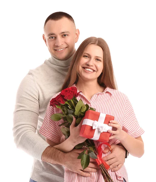 Beyaz Arka Planda Hediyeleri Çiçekleri Olan Genç Bir Çift Sevgililer — Stok fotoğraf