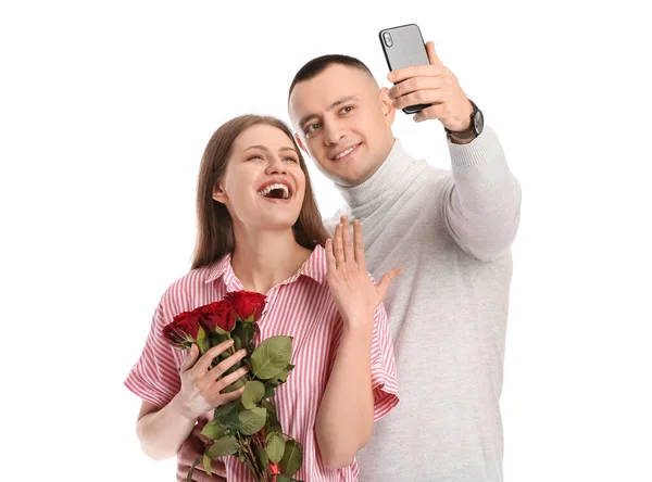 Mutlu Nişanlı Çift Beyaz Arka Planda Selfie Çekiyor — Stok fotoğraf
