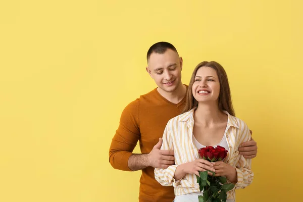 Young Couple Flowers Color Background Valentine Day Celebration — Stock Photo, Image