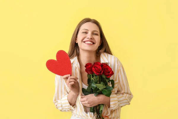 色の背景に赤いハートと花を持つ若い女性 バレンタインデーのお祝い — ストック写真