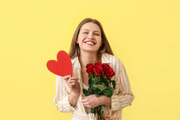 Giovane Donna Con Cuore Rosso Fiori Sfondo Colori Festa San — Foto Stock