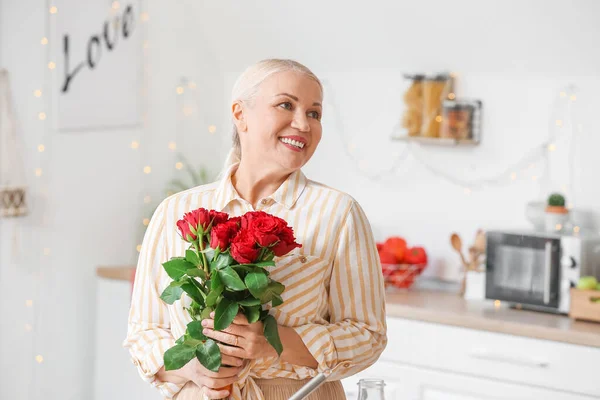 Mature Woman Bouquet Beautiful Roses Home — Stock Photo, Image