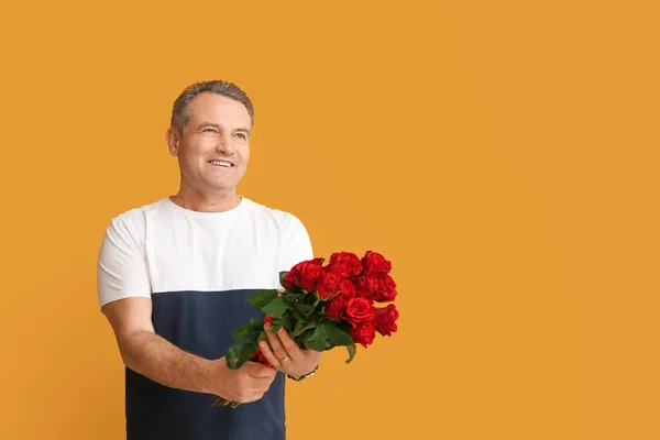 Volwassen Man Met Boeket Van Mooie Bloemen Kleur Achtergrond — Stockfoto