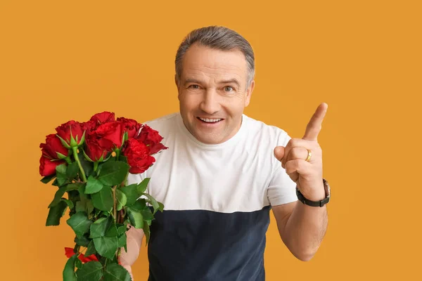 Uomo Maturo Con Bouquet Bei Fiori Che Puntano Qualcosa Sullo — Foto Stock