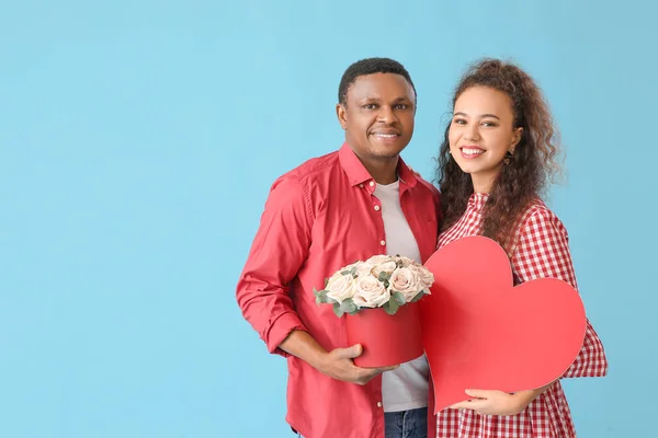 Afro Amerikaans Echtpaar Met Bloemen Rood Hart Kleur Achtergrond Valentijnsdag — Stockfoto