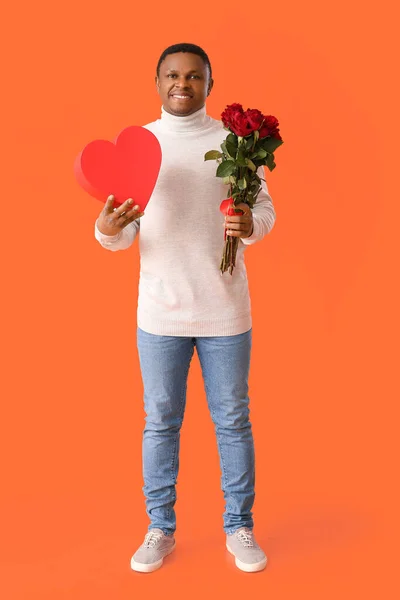 Афроамериканець Квітами Подарунком Кольоровому Фоні День Святого Валентина — стокове фото