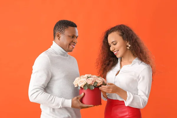 Afro Amerikanisches Paar Mit Blumen Auf Farbigem Hintergrund Valentinstag Feier — Stockfoto