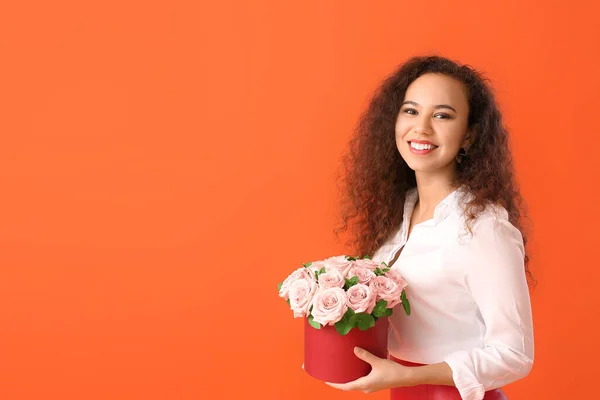 Afroamerikansk Kvinna Med Blommor Färg Bakgrund Alla Hjärtans Dag Firande — Stockfoto
