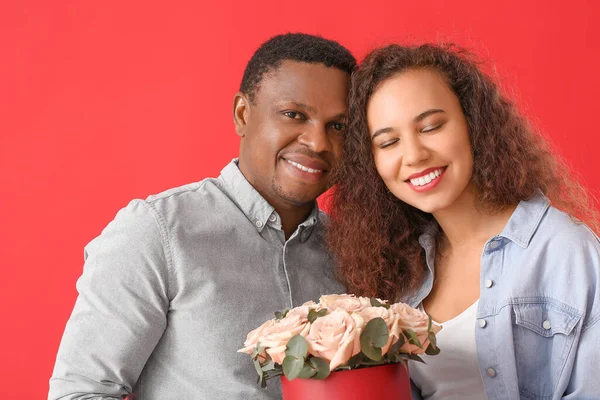 Afro Amerikaans Paar Met Bloemen Kleur Achtergrond Valentijnsdag — Stockfoto