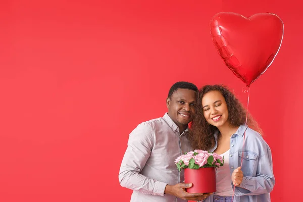 Afro Amerikaans Paar Met Bloemen Luchtballon Kleur Achtergrond Valentijnsdag — Stockfoto