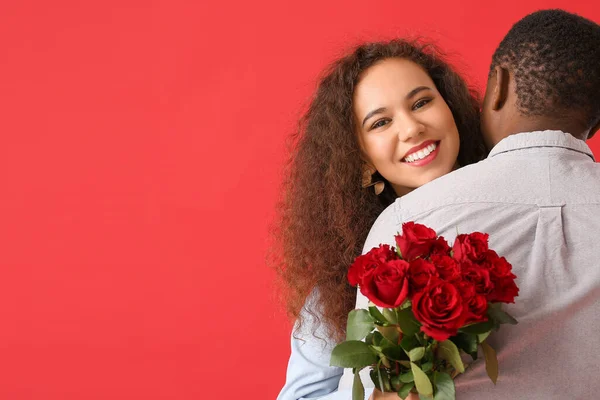 Pareja Afroamericana Con Flores Sobre Fondo Color Celebración San Valentín — Foto de Stock
