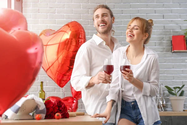 Casal Jovem Celebrando Dia Dos Namorados Casa — Fotografia de Stock