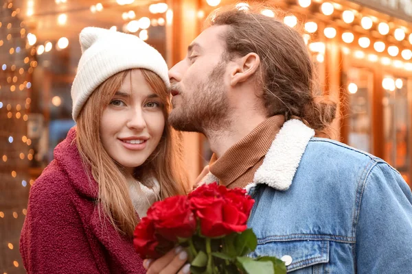 Feliz Joven Pareja Caminando Ciudad Día San Valentín —  Fotos de Stock