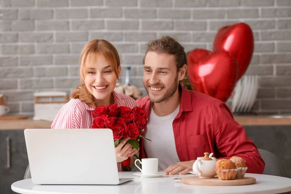 Young Couple Laptop Celebrating Valentine Day Home — Stock Photo, Image