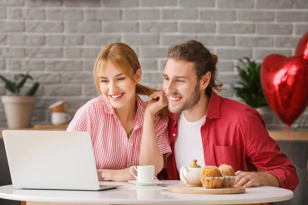 Casal Jovem Com Laptop Celebrando Dia Dos Namorados Casa — Fotografia de Stock