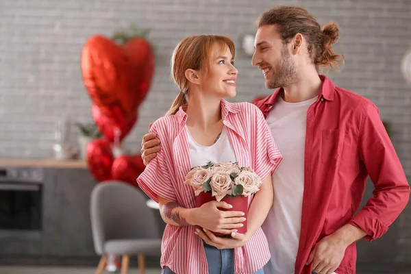 Junges Paar Feiert Valentinstag Hause — Stockfoto