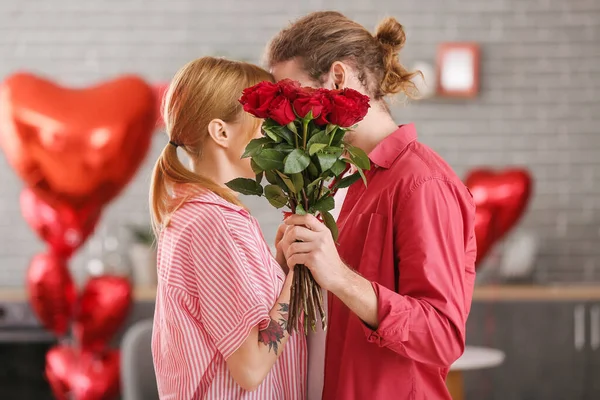 自宅でバレンタインデーを祝う若いカップル — ストック写真