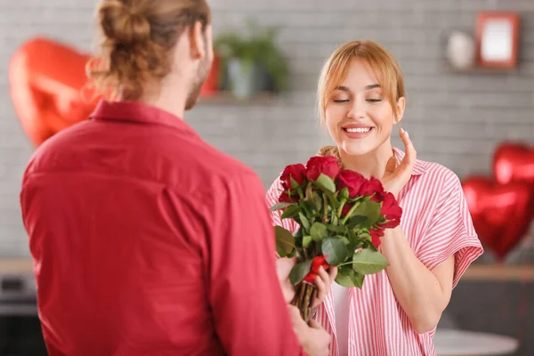 情人节这天 年轻人在家里问候他的女朋友 — 图库照片