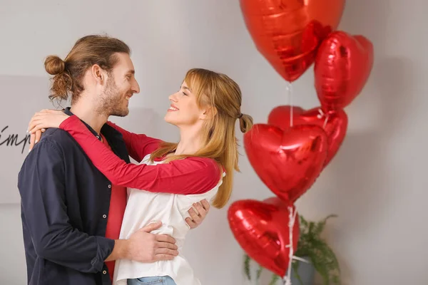 Pareja Joven Celebrando Día San Valentín Casa —  Fotos de Stock