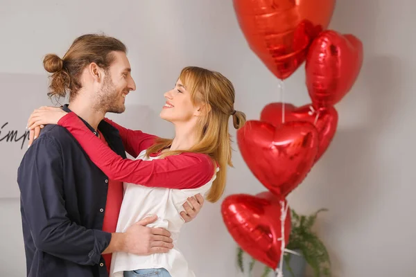 Casal Jovem Celebrando Dia Dos Namorados Casa — Fotografia de Stock