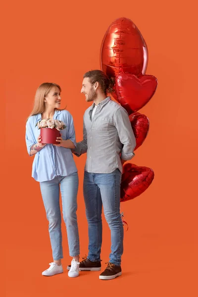 Young Couple Flowers Air Balloons Color Background Valentine Day Celebration — Stock Photo, Image