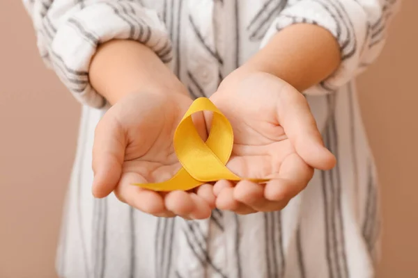 Дитина Золотою Стрічкою Крупним Планом Концепція Обізнаності Про Рак Дитинстві — стокове фото