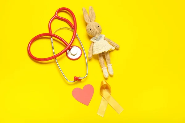 Altın Kurdele Steteskop Oyuncak Kalp Renkleri Çocukluk Kanseri Farkındalığı — Stok fotoğraf