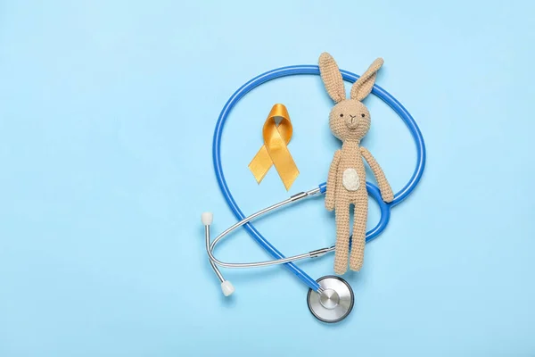 Stetoskop Altın Kurdele Arka Planda Oyuncak Çocukluk Kanseri Farkındalığı — Stok fotoğraf