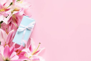 Güzel zambaklar ve renk arkaplanı hediyesi