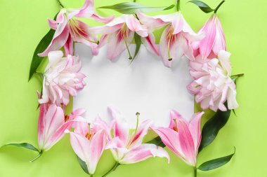 Güzel zambaklar ve arkaplanda boş bir kart