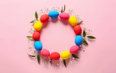 Renkli arkaplanda güzel Paskalya yumurtaları olan kompozisyon