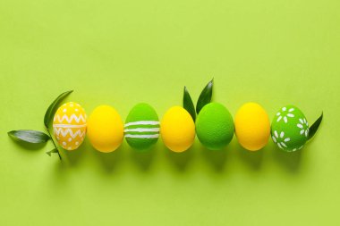 Renkli arka planda güzel Paskalya yumurtaları