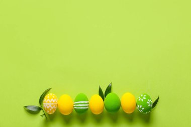 Renkli arka planda güzel Paskalya yumurtaları