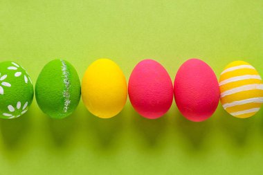 Renkli arka planda güzel Paskalya yumurtaları