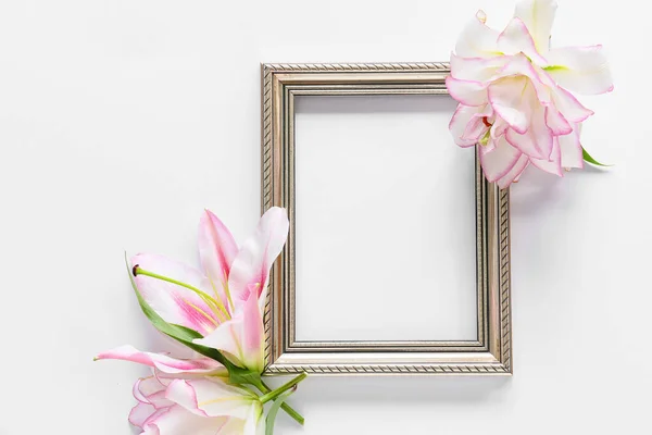 Mooie Lelies Frame Witte Achtergrond — Stockfoto