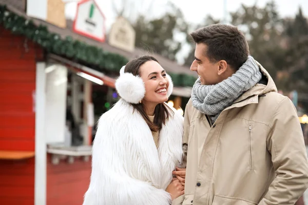 Feliz Pareja Joven Feria Navidad Aire Libre —  Fotos de Stock