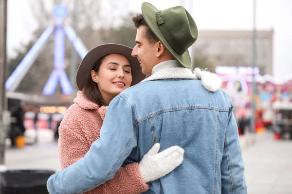 Happy Young Couple Amusement Park Christmas Eve — Stock Photo, Image