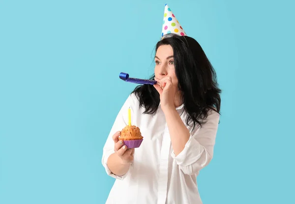 Ältere Frau Feiert Geburtstag Auf Farbigem Hintergrund — Stockfoto