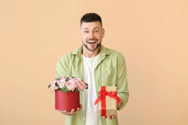 Homem Bonito Com Buquê Flores Bonitas Presente Fundo Cor — Fotografia de Stock