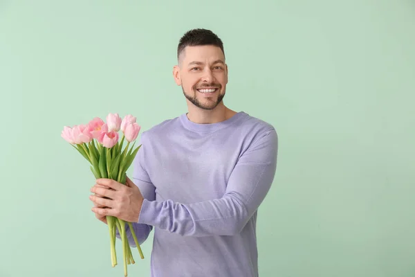 Hombre Guapo Con Ramo Hermosas Flores Sobre Fondo Color — Foto de Stock